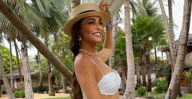 Com look arrasador, Juliana Paes curte a virada com a família no Ceará