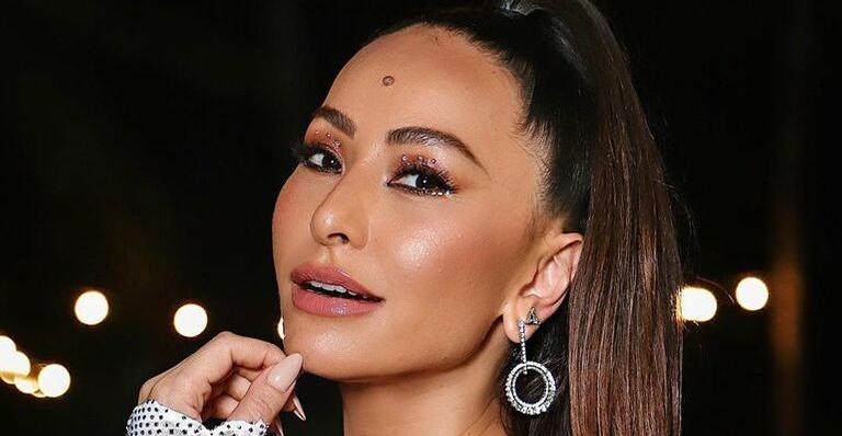 Bem estilosa, Sabrina Sato surpreende ao montar look com luvas para a virada