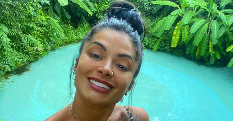 Aline Riscado posa com look branco na Virada do Ano e declara: ”Abrindo caminho pro novo!”