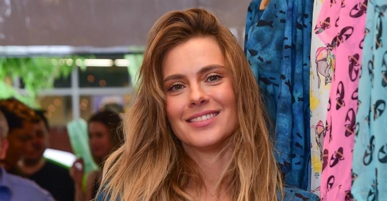 Carolina Dieckmann posa em cachoeira e arranca elogio de fãs: ”Você aumenta a beleza da paisagem”