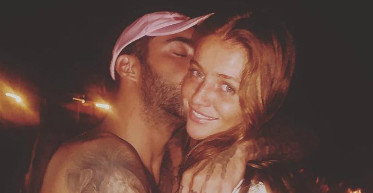 Cintia Dicker começa 2020 dando beijão em Pedro Scooby: ”O melhor Réveillon da vida!”