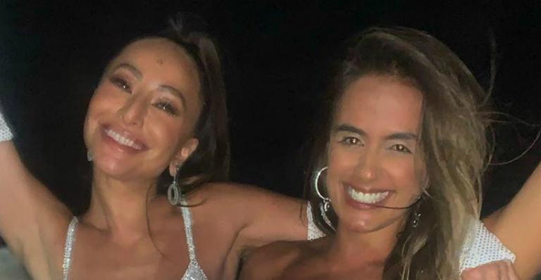Durante virada do ano, ex-BBB Carol Peixinho encontra Sabrina Sato na praia