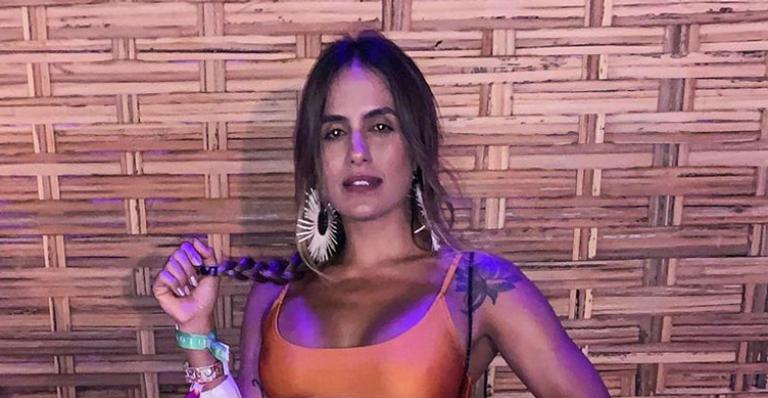 Ex-BBB Carol Peixinho aposta em look prateado para o Ano Novo e impressiona