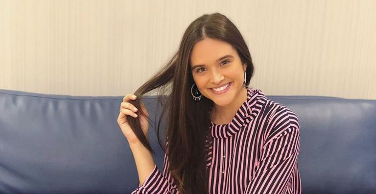 Juliana Paiva compartilha lindo clique ao brincar sobre o novo ano: ”Você é todinho meu”