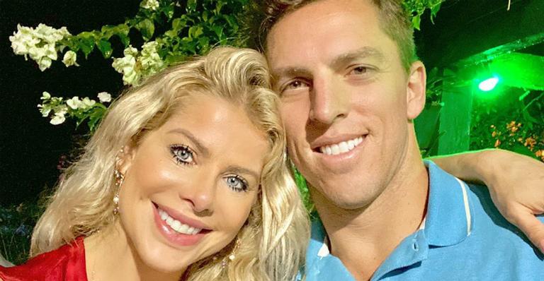 Karina Bacchi passa virada de ano com o marido na praia e fãs elogiam: ”Casal lindo”