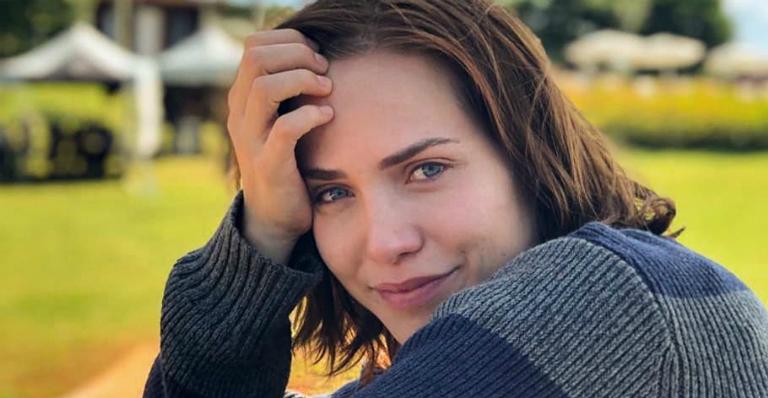 Letícia Colin compartilha clique ao lado do filho e brinca ”Dois mil e vinte tem cheiro de leite”