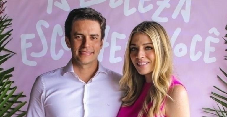 Luma Costa posa ao lado da família em noite de Ano Novo e se declara: ”Por vocês? Tudo!”