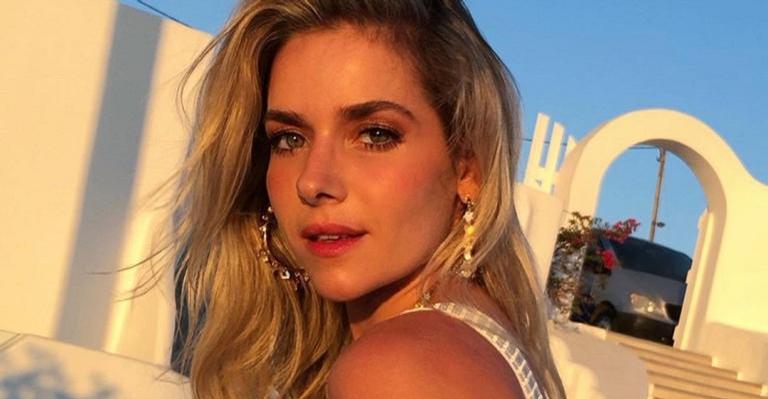 Monique Alfradique surpreende ao surgir de fio dental na praia: ”Loira gata!”