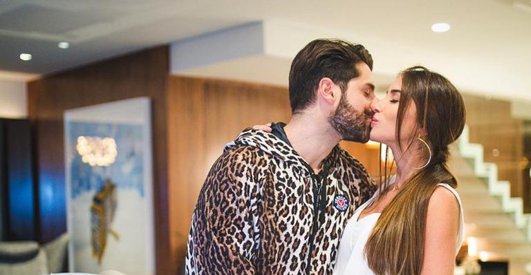 Na reta final da gravidez, Romana Novais compartilha clique de férias: ”Que ansiedade é essa?”