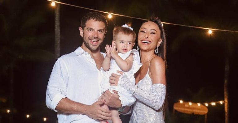 Sabrina Sato compartilha lindos cliques curtindo dia de praia em família