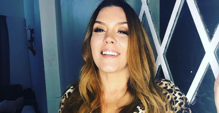 Simony é clicada de fio dental e bumbum em forma chama atenção na praia