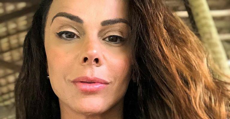 Na praia, Viviane Araújo chama muita atenção com pernões torneados