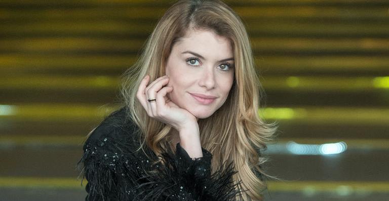 Alinne Moraes compartilha clique curtindo suas férias e recebe elogio ”Sempre linda”