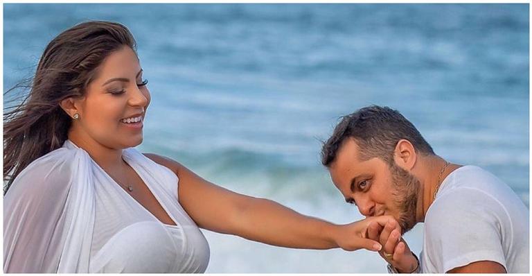 Na reta final da gravidez, Andressa Miranda faz ensaio na praia com Thammy