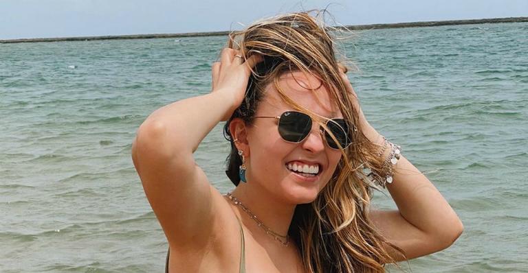 Durante viagem, Larissa Manoela posa de biquíni e exibe corpão na praia