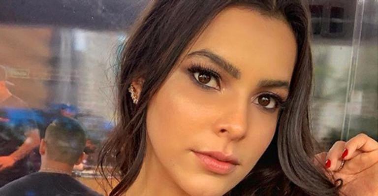Ex-BBB Emilly Araújo dá beijão na virada do ano: ”Primeiro beijo de 2020”