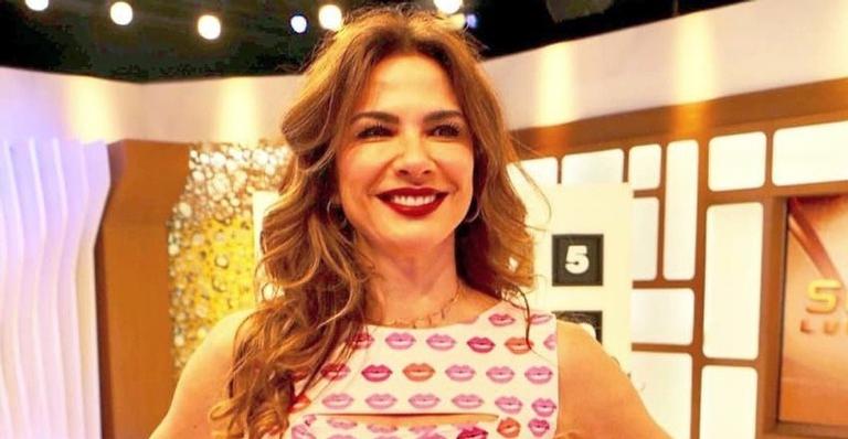 Luciana Gimenez compartilha clique ao curtir dia ensolarado na praia