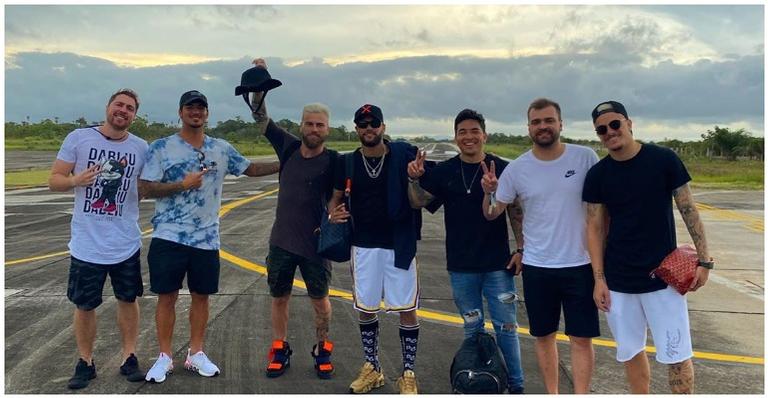 Neymar Jr. compartilha clique inusitado com os amigos no ano novo