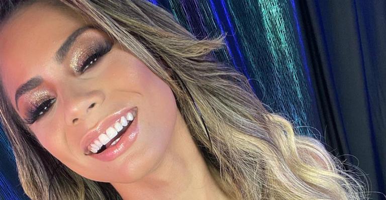 Lexa cai no samba em primeiro ensaio de 2020 da Unidos da Tijuca com look emprestado da mãe