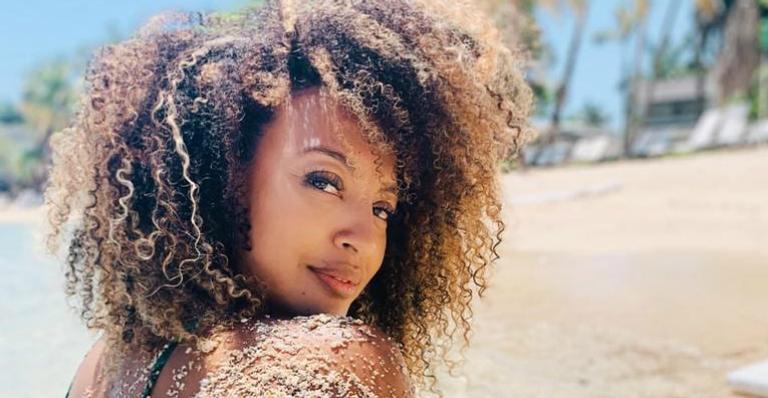 Sheron Menezzes passa o primeiro dia útil de 2020 gravando novela e declara ”Cercada de amor”