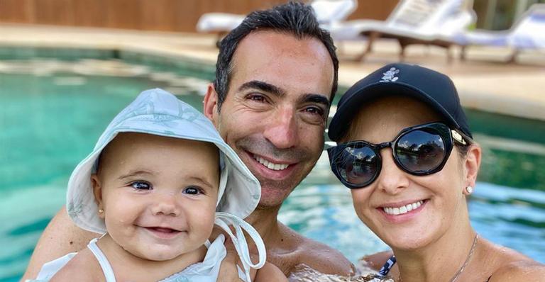 Ticiane Pinheiro compartilha foto em família e se declara: ”Sanduíche de amor”