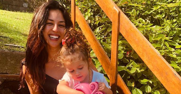 Em Fernando de Noronha, Yanna Lavigne curte praia ao lado da filha Madalena