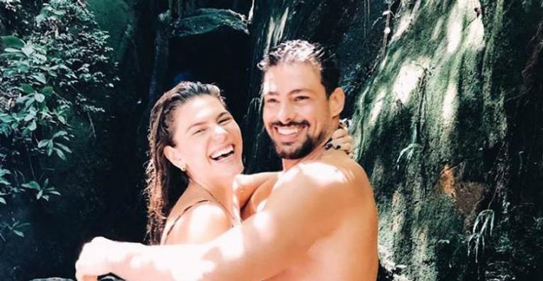 Cauã Reymond posa ao lado de Mariana Goldfarb em pôr do sol impecável