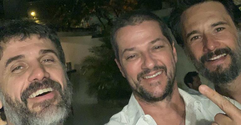Eriberto Leão posa ao lado de Rodrigo Santoro e Marcelo Serrado e ganha elogios: ”Só fera”