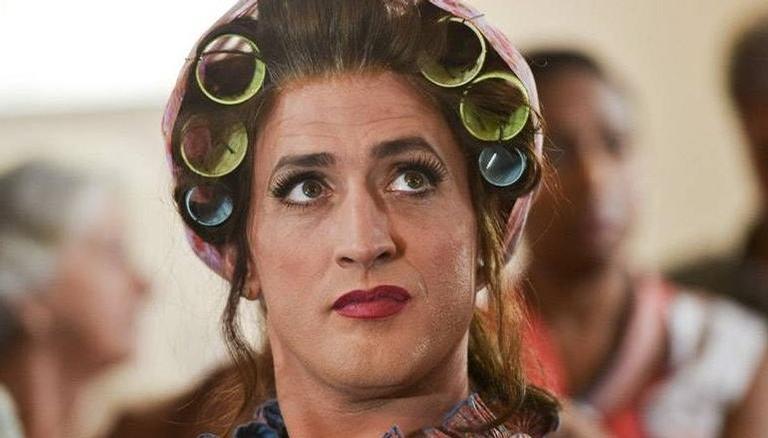 Paulo Gustavo se veste de Dona Hermínia e posa ao lado do maridão
