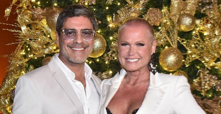 Xuxa Meneghel dá beijão em Junno Andrade e se declara: ”Você me faz tão feliz”