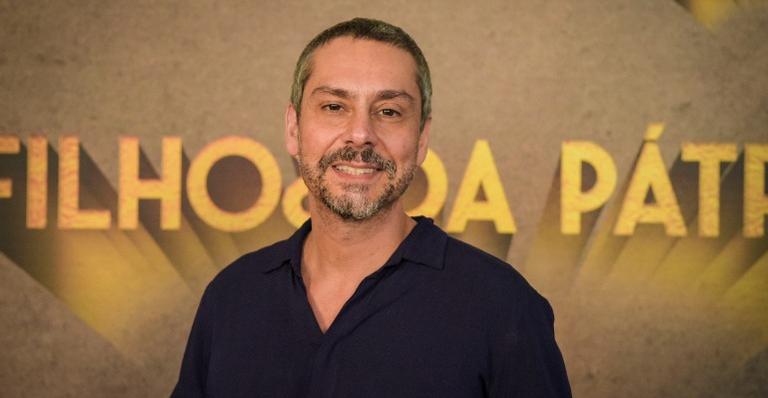 Alexandre Nero surge em clique raro com filho caçula e seguidores se derretem: ”Que criança linda”