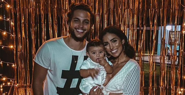 Bruno Guedes e Jade Seba encantam as redes sociais ao mostrar fotos do batizado de seu filho, Zion