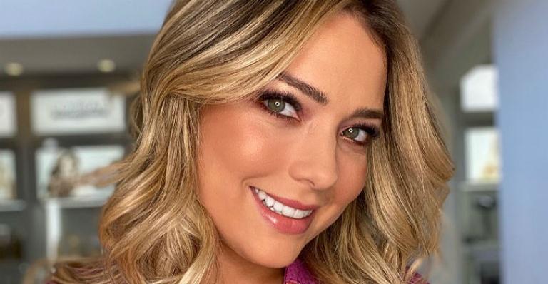Carol Dantas posa dando beijão no marido, Vinicius Martinez