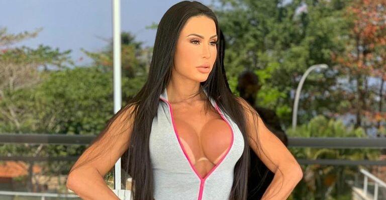 Gracyanne Barbosa mostra todo o bumbum em biquíni minúsculo