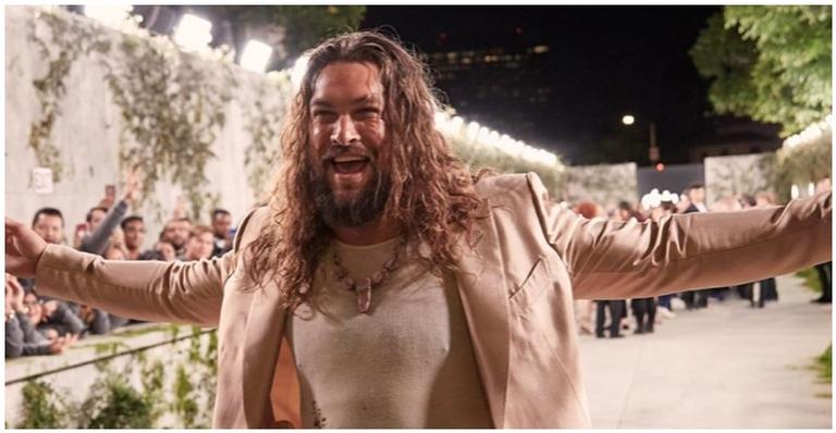 Ator de Aquaman, Jason Momoa agita a web ao ficar de regata no Globo de Ouro