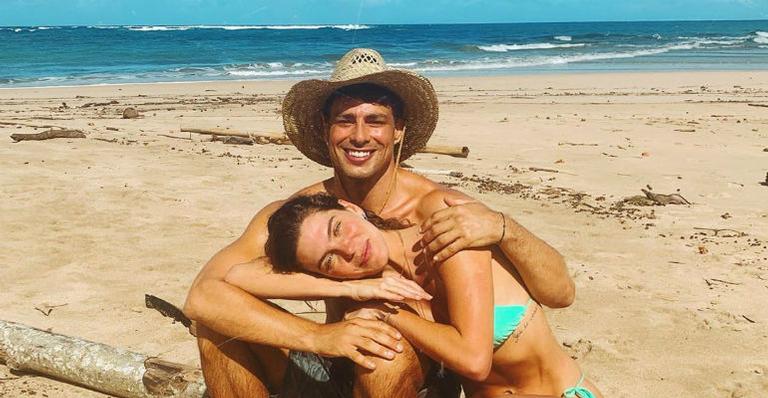 Mariana Goldfarb é flagrada levando bronca da enteada, a filha de Cauã Reymond, por ficar no celular