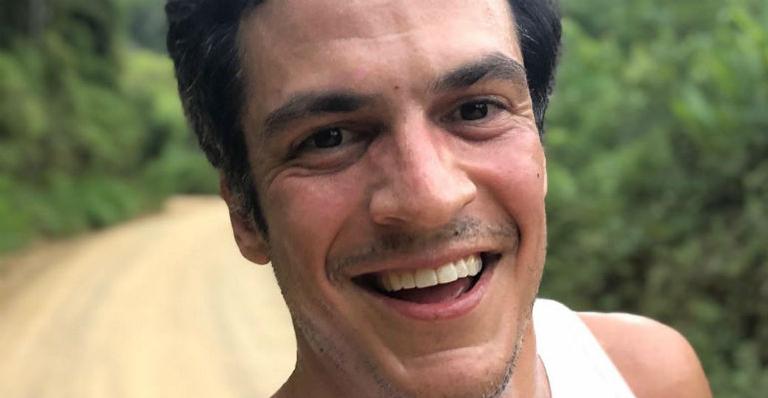 Mateus Solano faz viagem romântica com a esposa e posa na Torre Eiffel