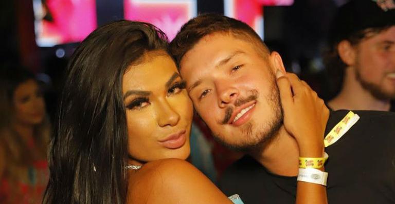 Pocah se derrete pelo namorado, Ronan Souza, na comemoração dos 6 meses de namoro