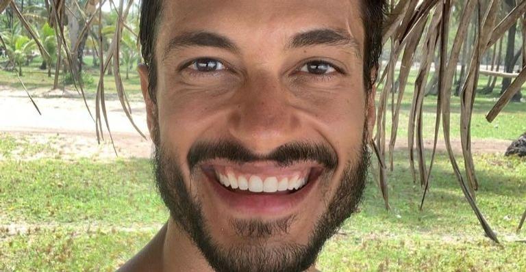 Raphael Vianna eleva temperaturas ao exibir tanquinho definido: ”Sei lá, mil coisas”