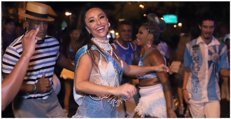 De shortinho, Sabrina Sato cai no samba em ensaio da Unidos de Vila Isabel