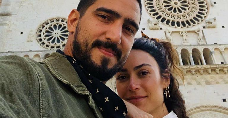Thaila Ayala posa no mar junto do marido, Renato Góes, e encanta seguidores