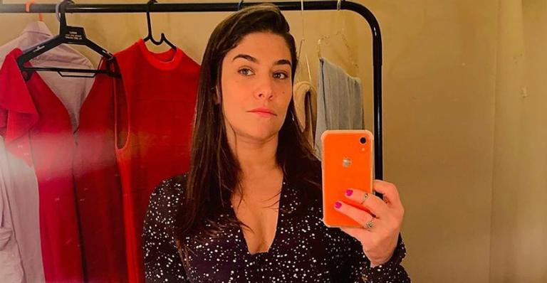 Priscila Fantin curte momento alegre ao lado do marido e amigos: ”Presentinhos”