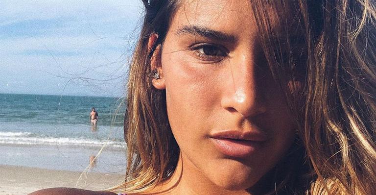 Giulia Costa aparece em paisagem paradisíaca em Fernando de Noronha e lamenta: ”Saudade”