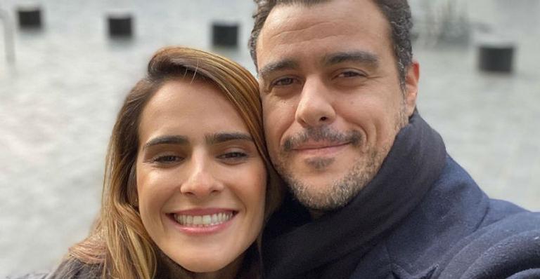 Em Búzios, Joaquim Lopes dá beijão na noiva e encanta internautas