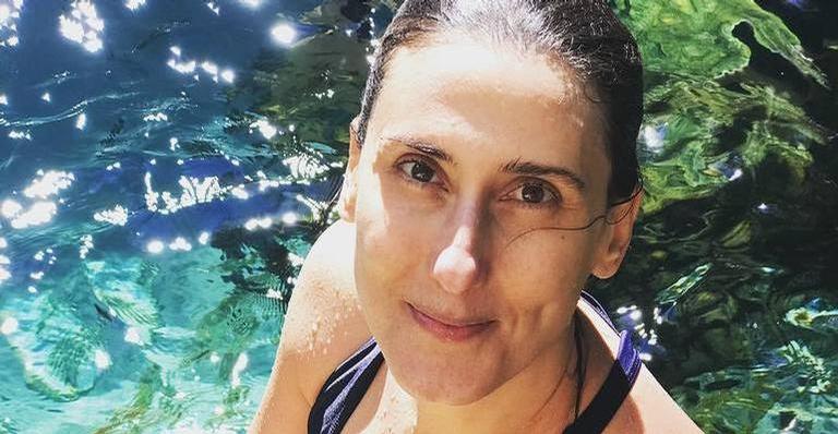 Paola Carosella exibe corpão em maiô justinho e arranca suspiros na web: ”Gata!”