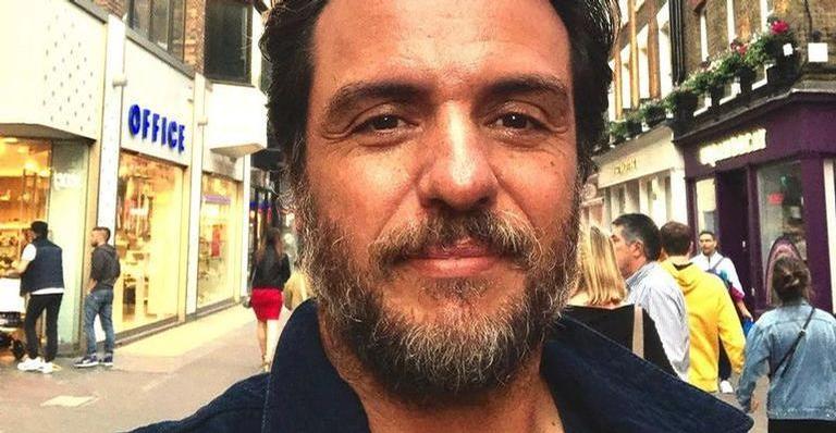 Rodrigo Lombardi compartilha momento sozinho em voo e fãs questionam: ”Comprou um avião?”