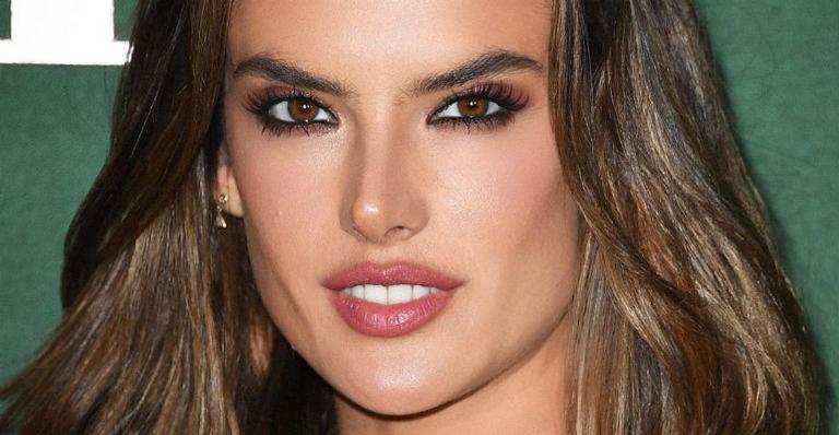 Alessandra Ambrosio ostenta corpão ao empinar o bumbum só de biquíni vermelho
