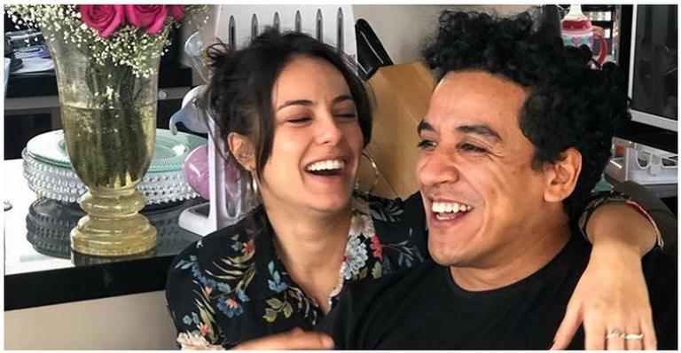Com sorrisão, Andreia Horta compartilha cliques ao lado do marido