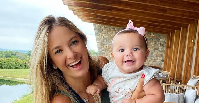 Em registro, Ticiane Pinheiro surge com Manuella no colo enquanto se prepara para gravação