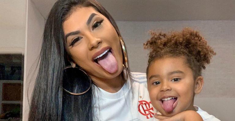 Filha da funkeira Pocah encanta a web ao confundir a mãe com a princesa da Disney